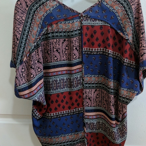 Mixed pattern V-neck top - Picture 4 of 6